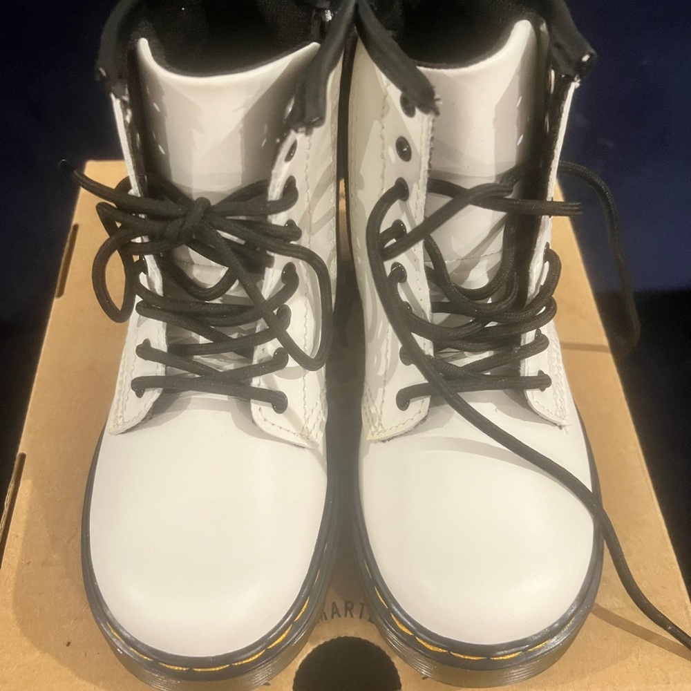 BNWT Dr. Martens all white kids us size 9 boots